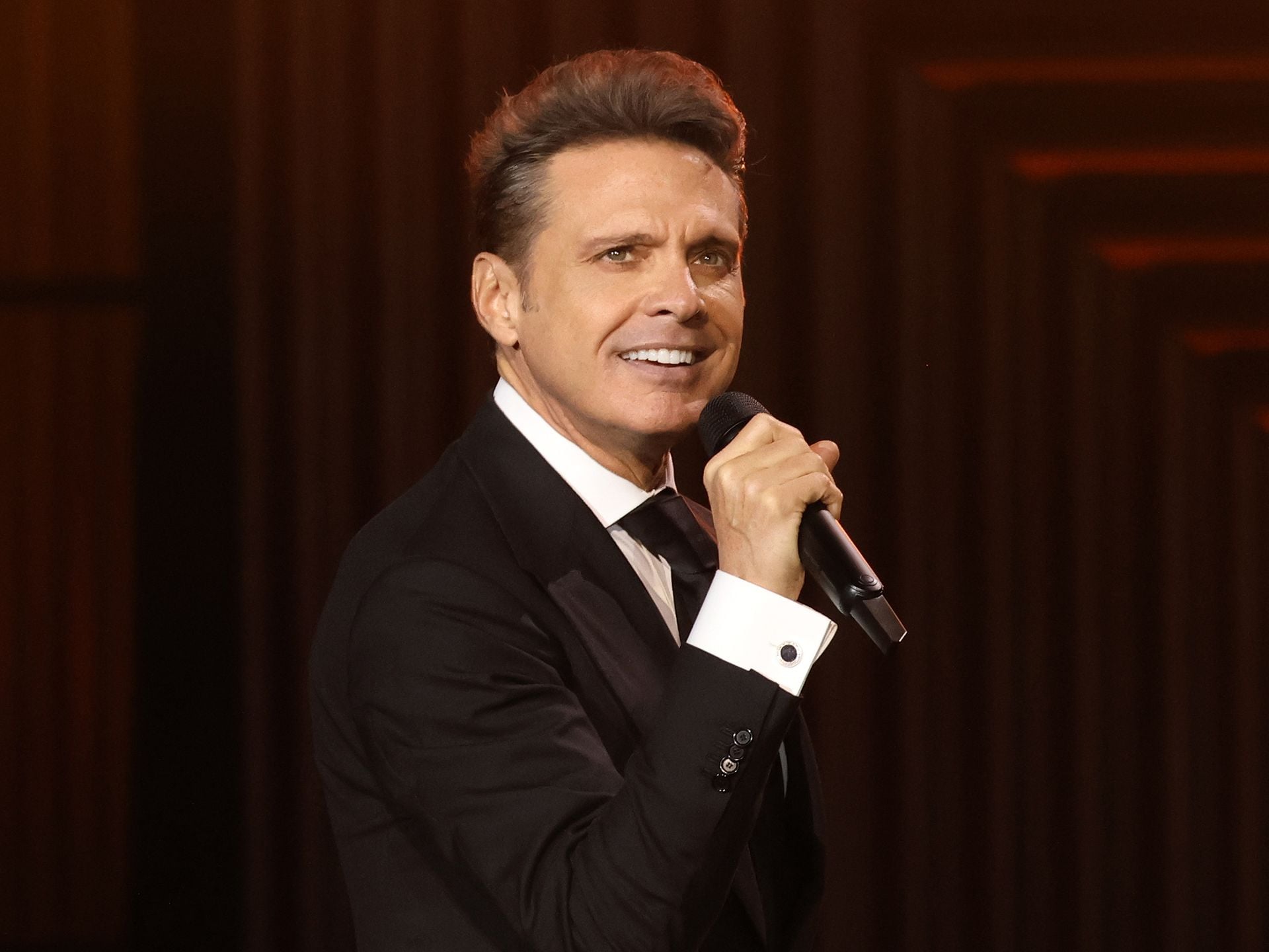 Luis Miguel reappears looking incredible and elegant just days ...