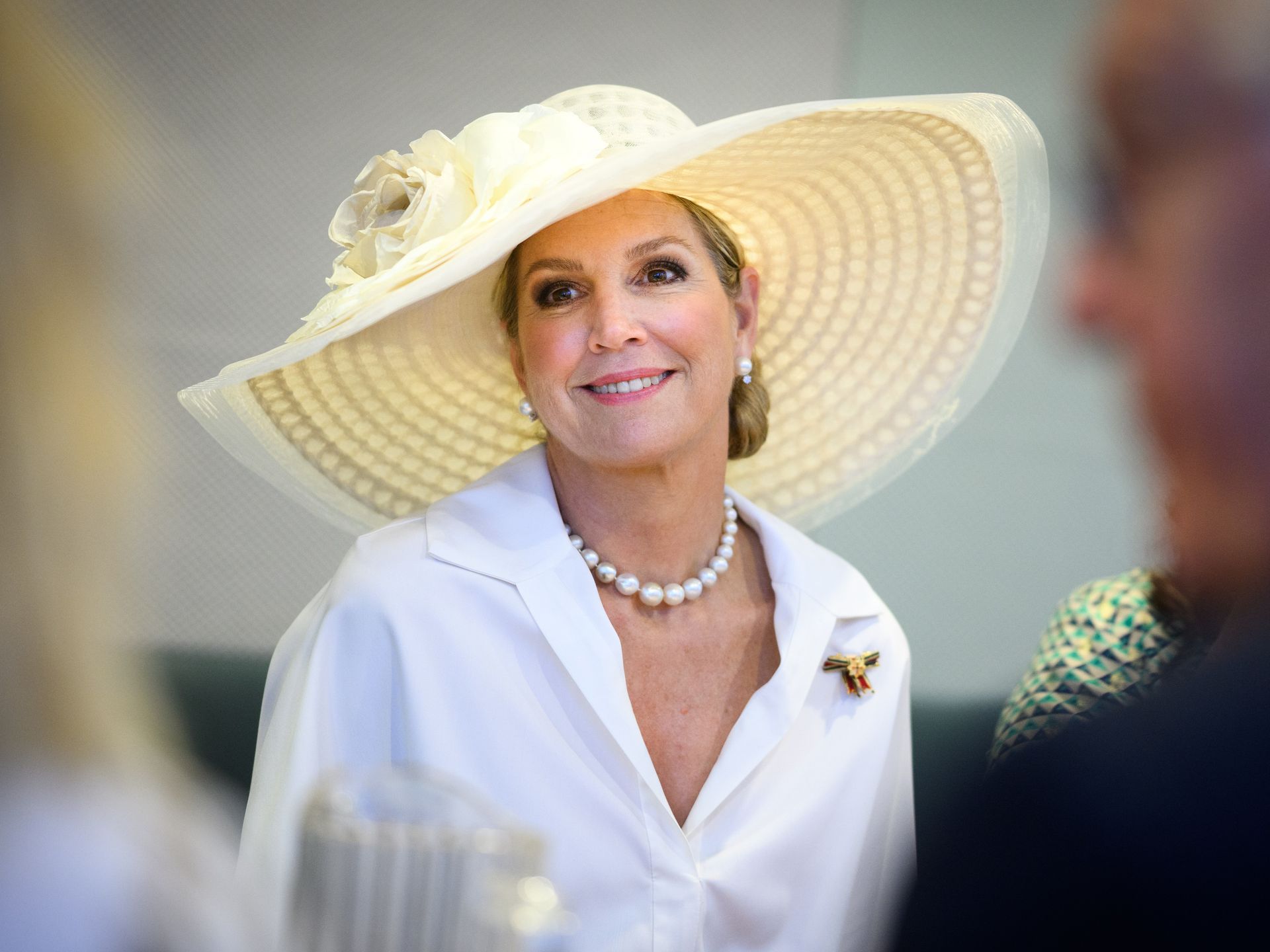 テラヘルツQUEEN Queen Máxima dazzles in an XL hat and floral skirt during