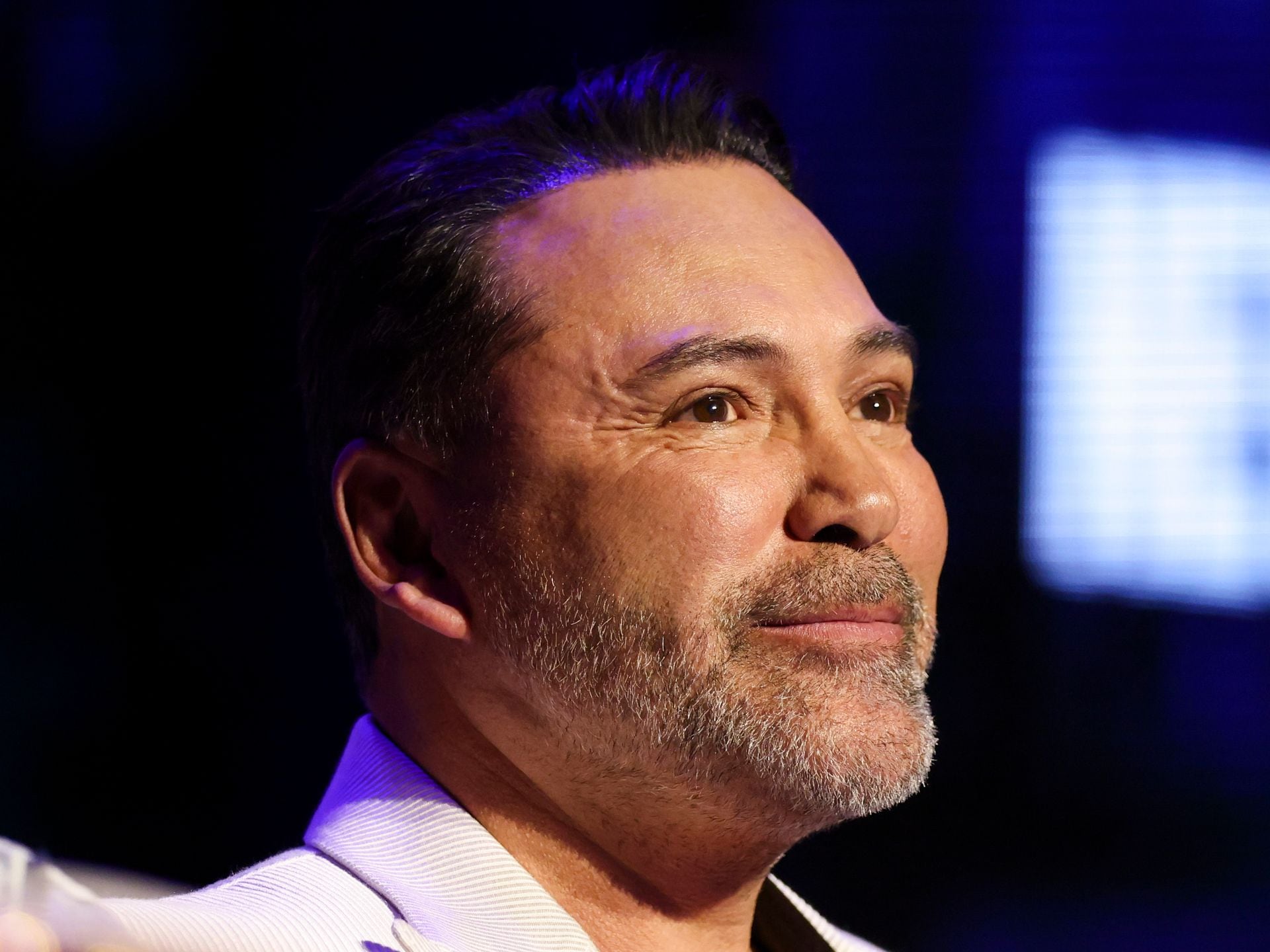 Oscar De La Hoya shares post-laser face while in a hyperbaric chamber