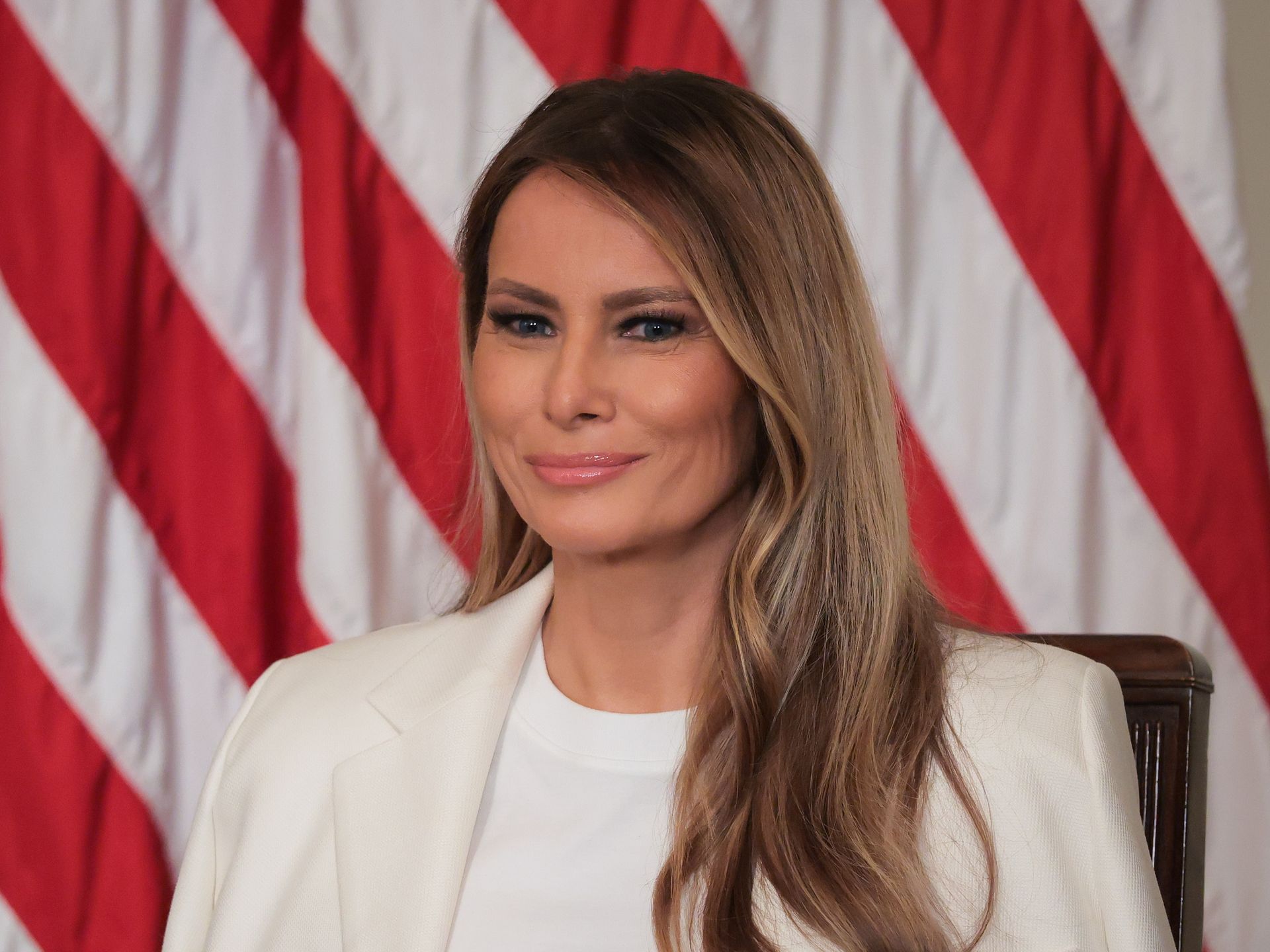Melania Trump steps out in glamorous look to continue First Lady tradition