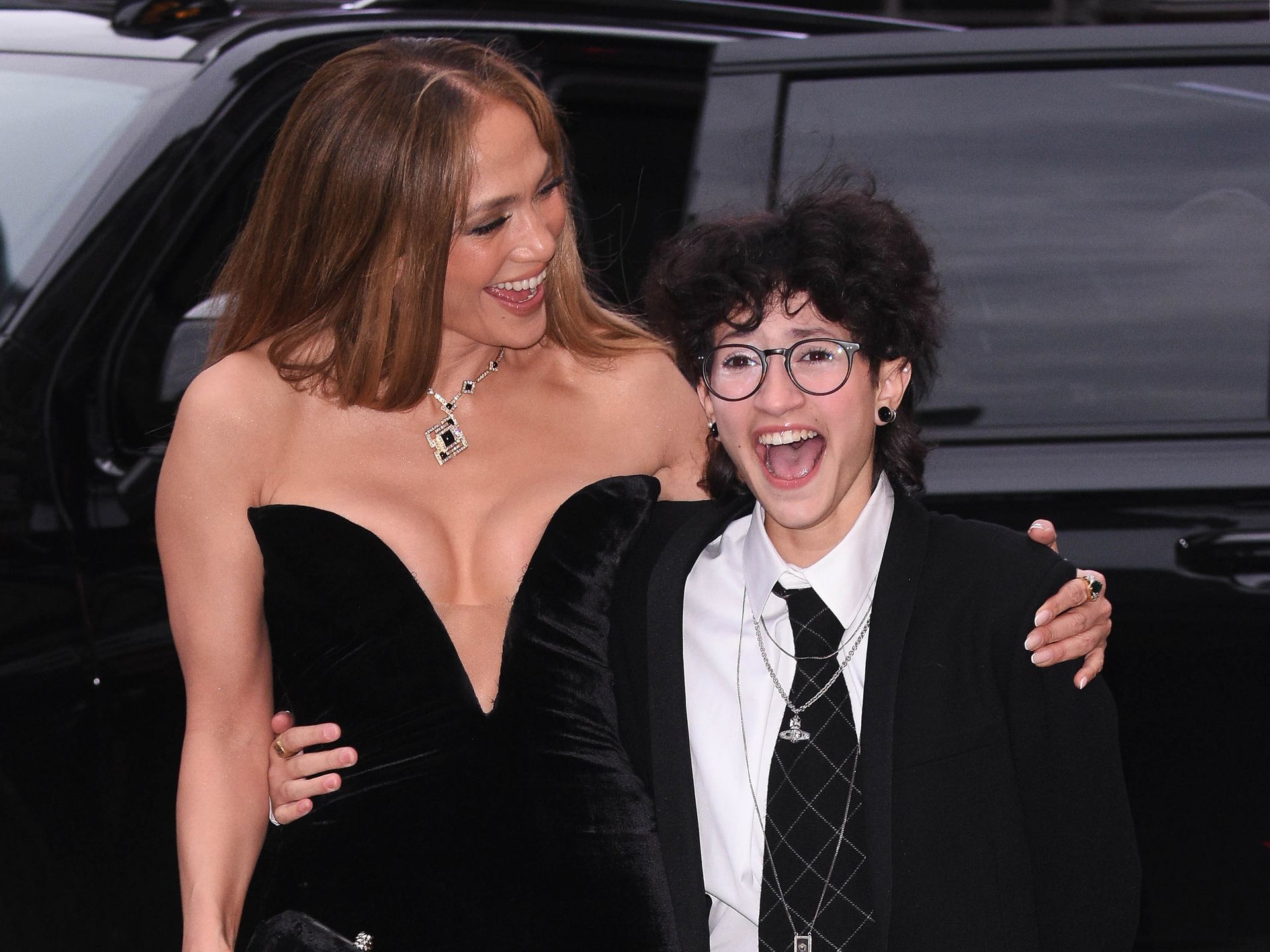 jennifer lopez daughter in green dress Lopez's child Emme debuts new name change collection-shirt-dresses