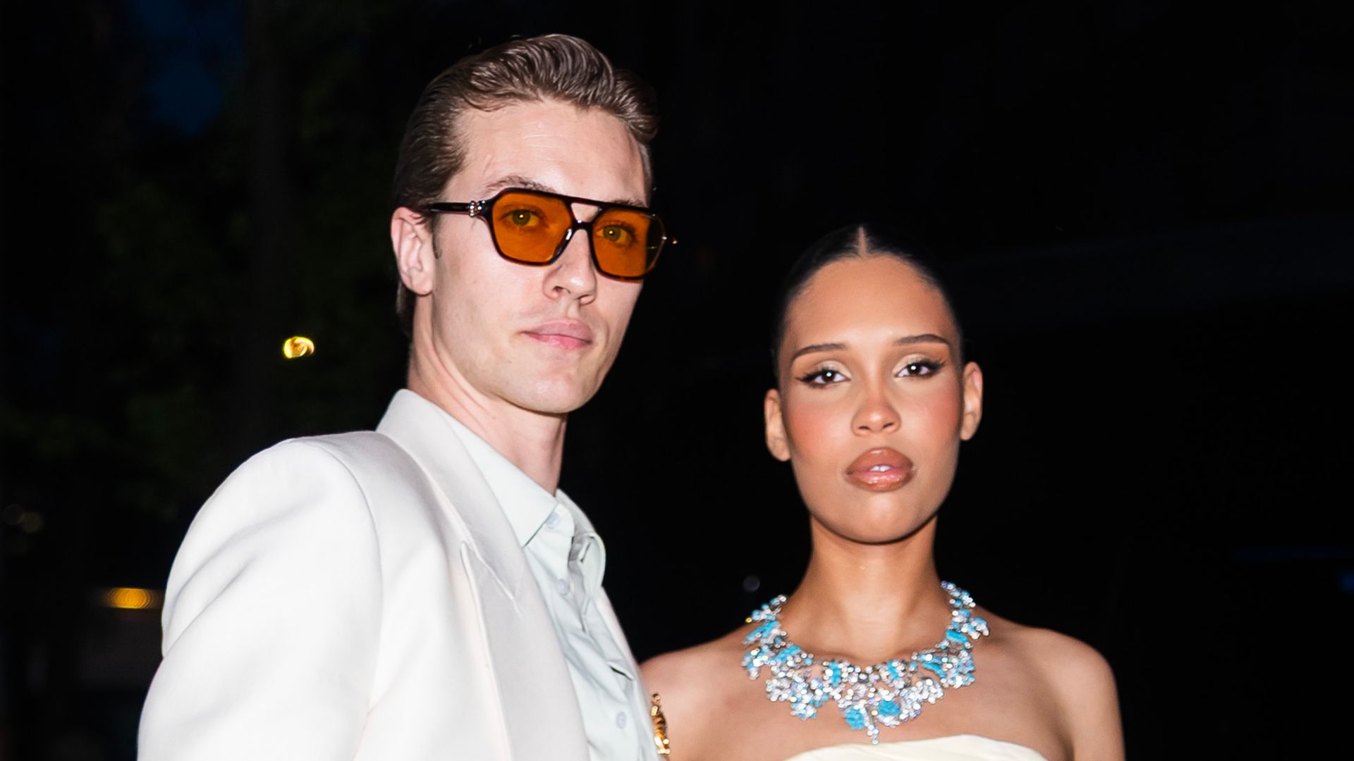 https://www.hola.com/us/horizon/landscape/0010fedb1170-new-york-new-york-lucky-blue-smith-and-nara-smith-attend-tiffany-co-blue-book-20.jpg?im=Resize=(1200)