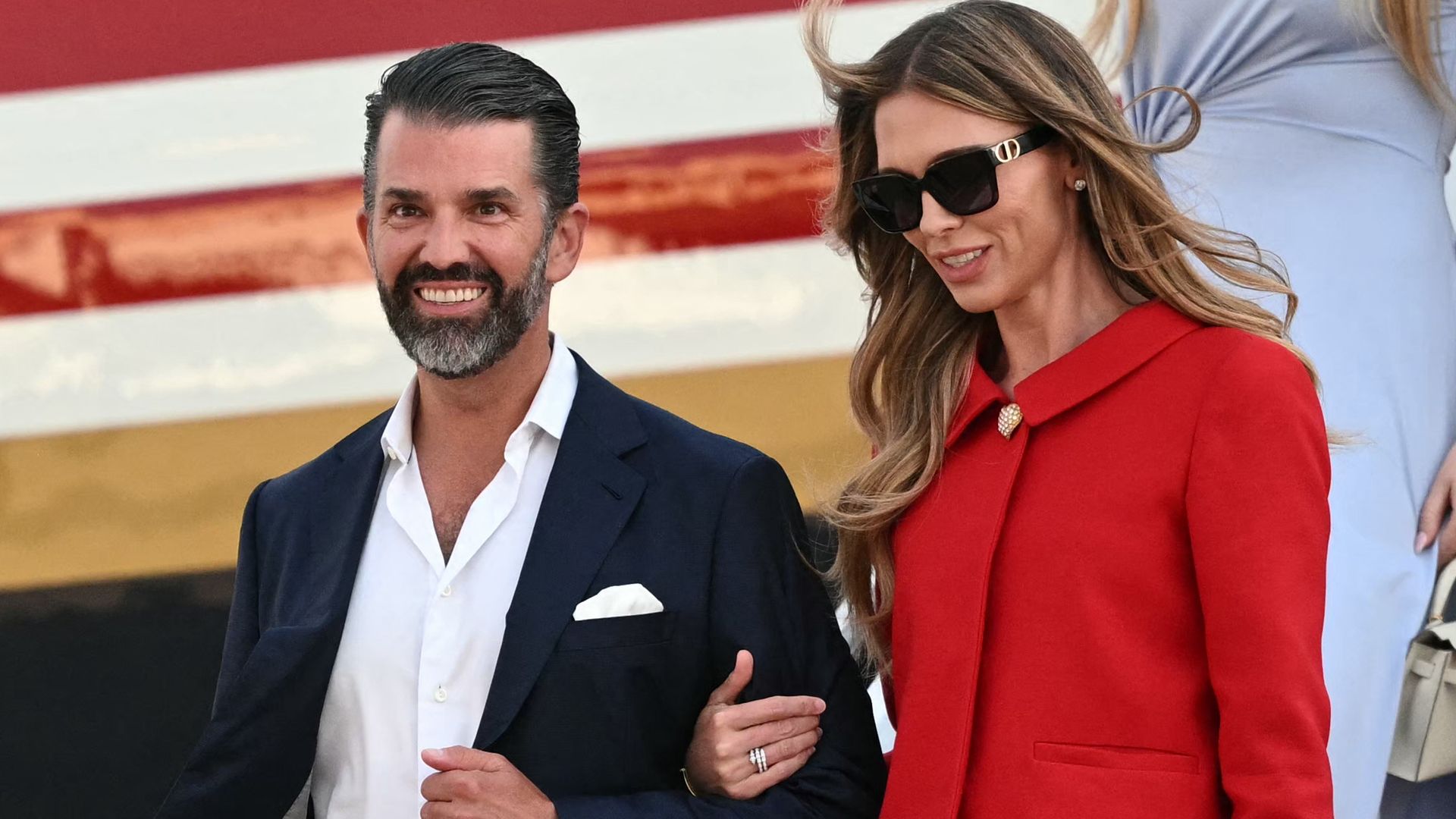 https://www.hola.com/us/horizon/landscape/004bc52efce6-donald-trump-jr-with-his-wife-bettina-anderson-step-off-air-force-one-upon-arriv.jpg?im=Resize=(1200)