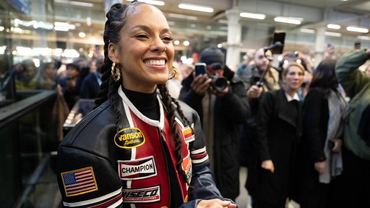 Watch Alicia Keys' surprise concert in London train station