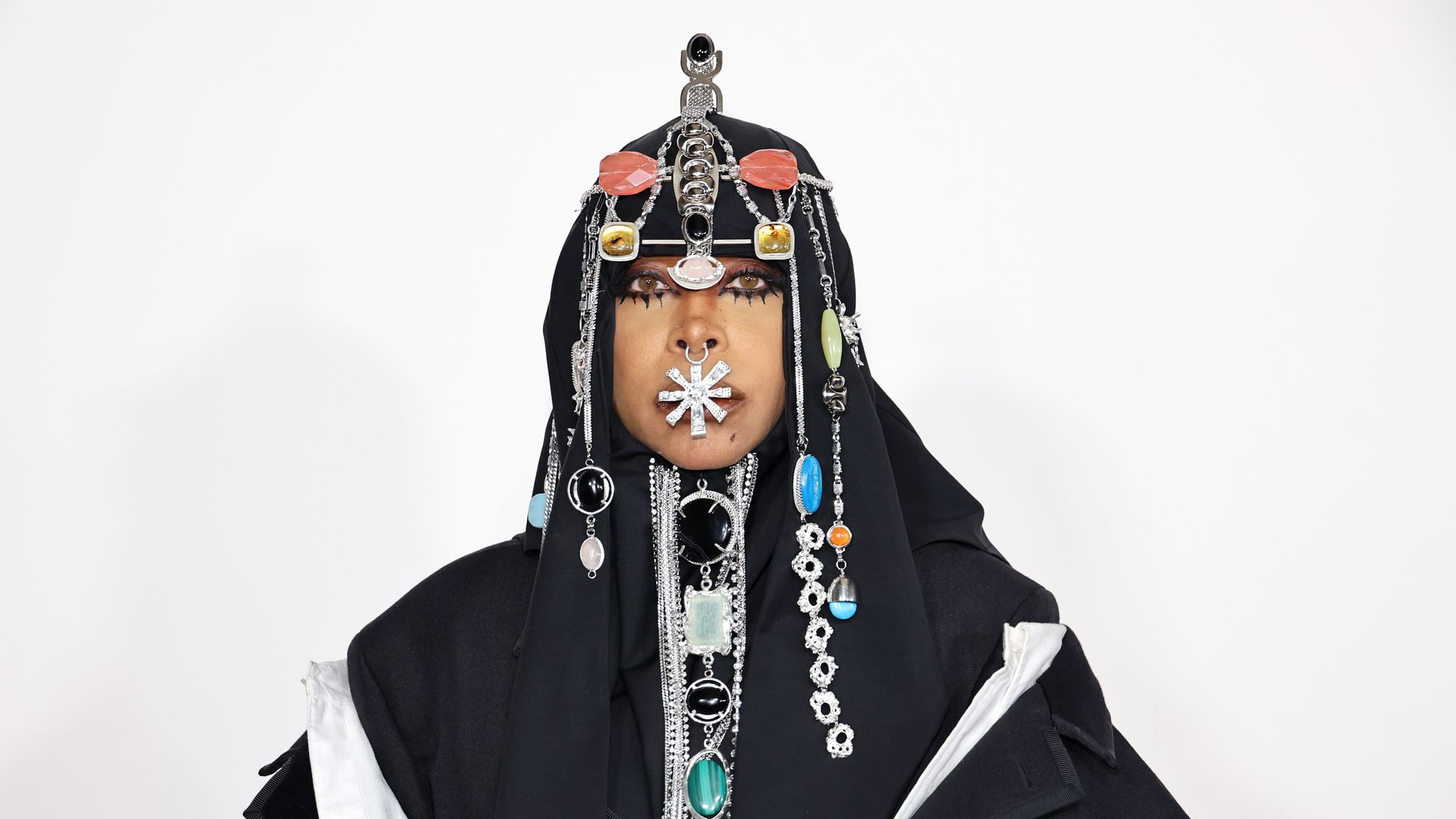 https://www.hola.com/us/horizon/landscape/013003e6240f-new-york-new-york-erykah-badu-attends-the-2024-cfda-awards-at-american-museum-of.jpg?im=Resize=(1200)