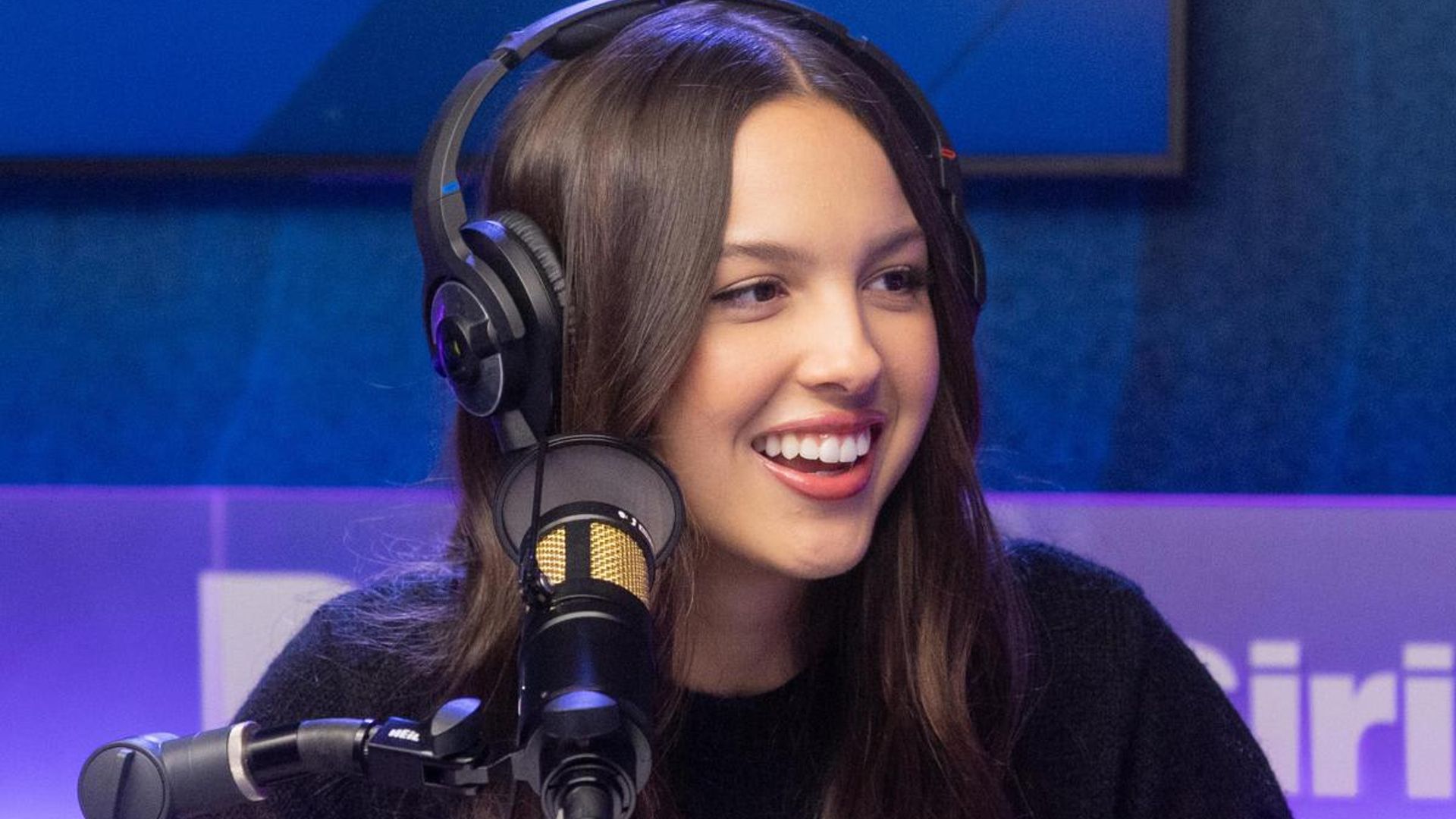 Olivia Rodrigo makes Vampiro tacos in Mexico and speaks Spanish ...
