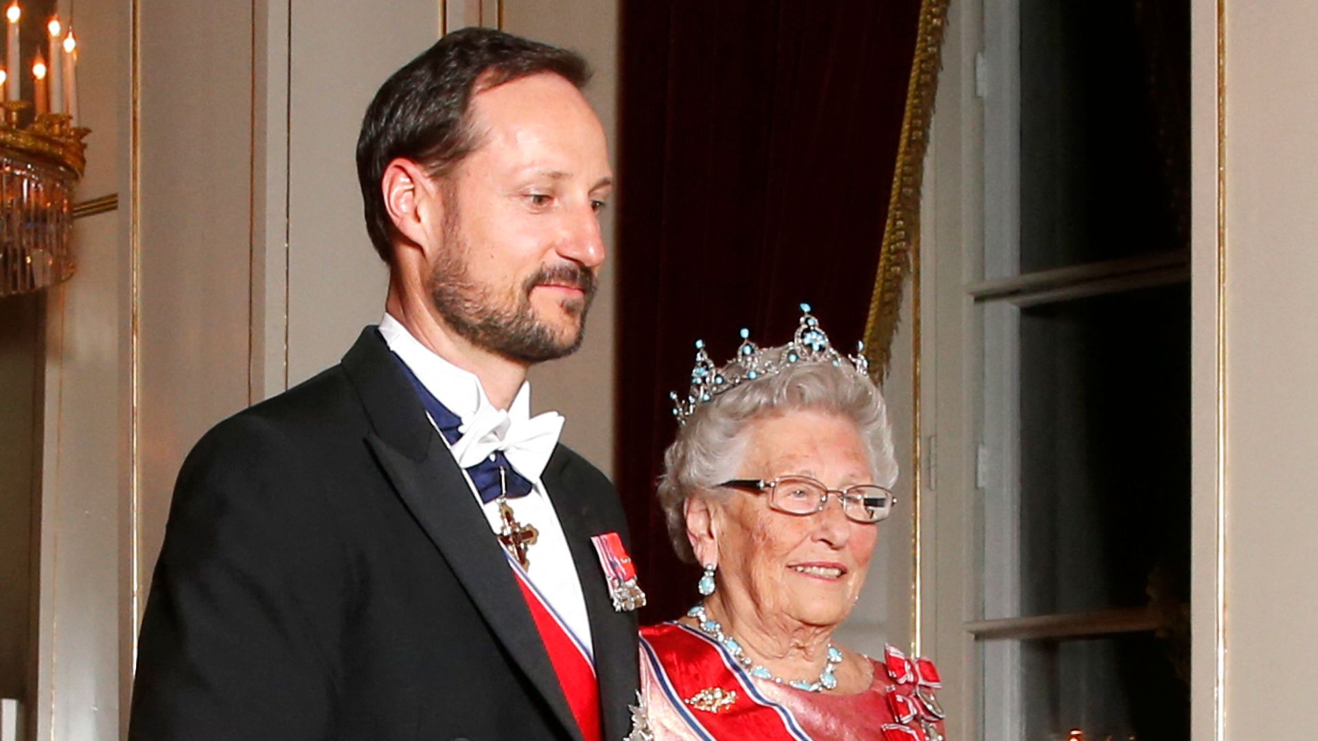 King Haakon takes on emotional role at Princess Astrid’s final farewell
