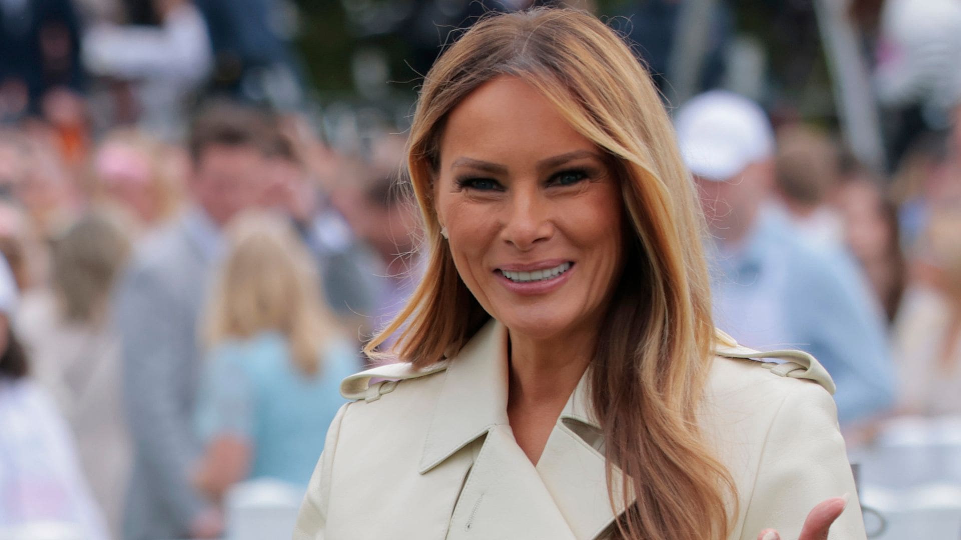 Melania Trump looks elegant in white suit and nude heels at latest presidential appearance