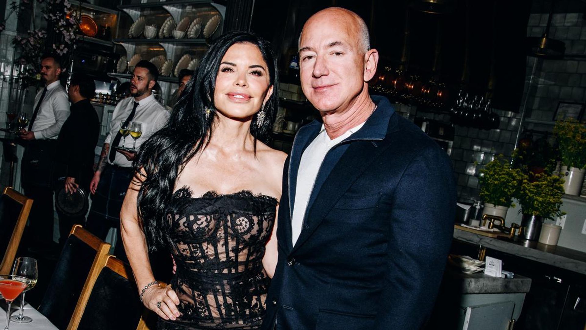 Lauren Sánchez reassures that the little black dress will always be a good option