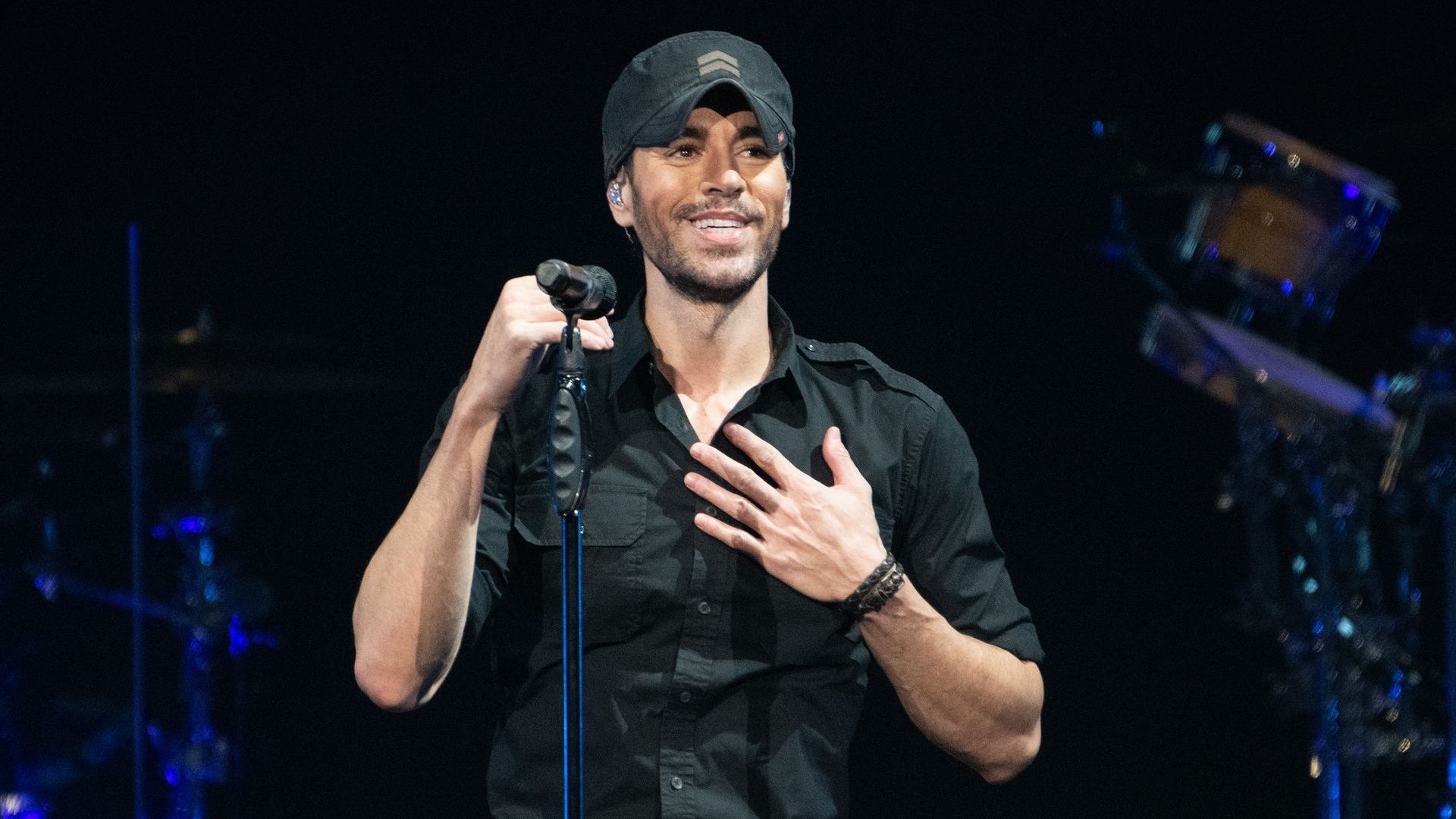 Enrique Iglesias shines in Mumbai: Spanish star returns to India after 13 years