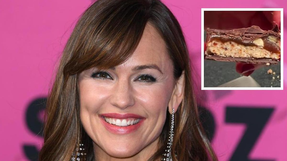 Jennifer Garner makes homemade snickers and skips the Oscars