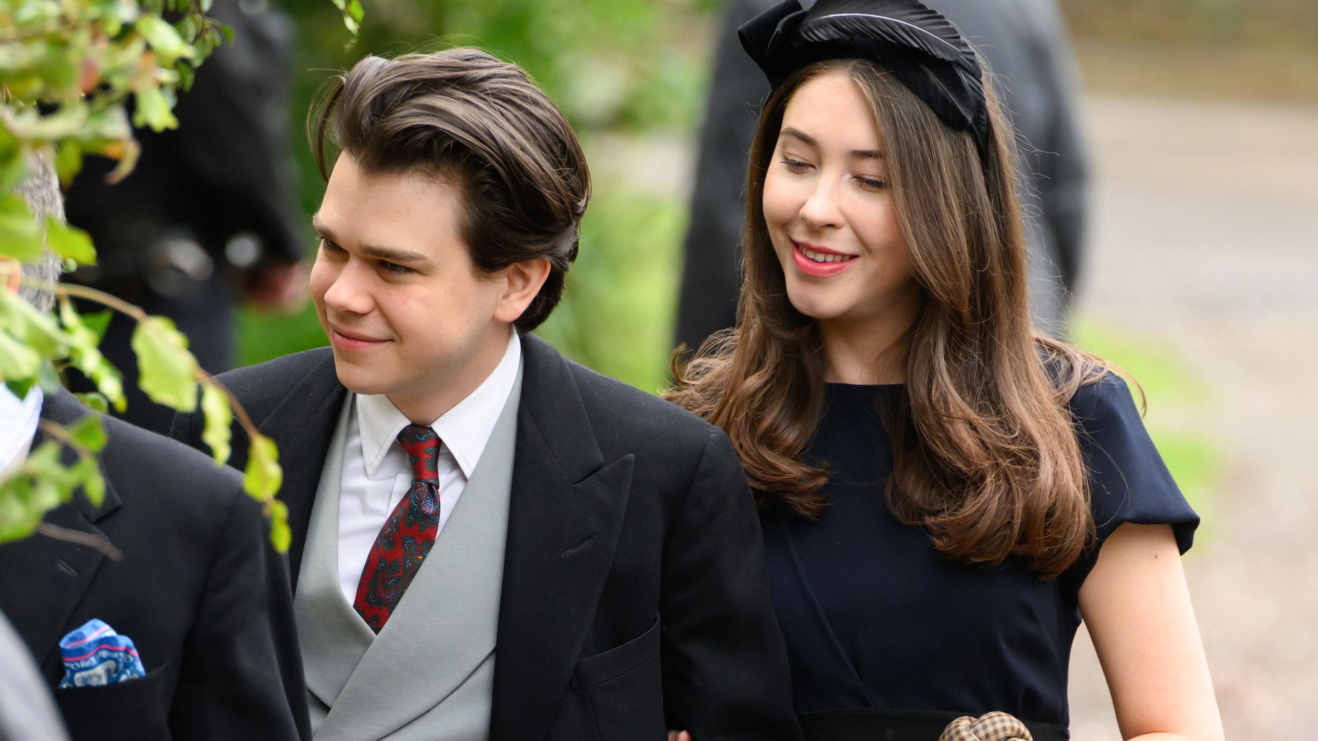 https://www.hola.com/us/horizon/landscape/03bbd9e7fde5-kemble-england-samuel-chatto-and-eleanor-ekserdjian-arrive-for-the-royal-wedding.jpg?im=Resize=(1200)