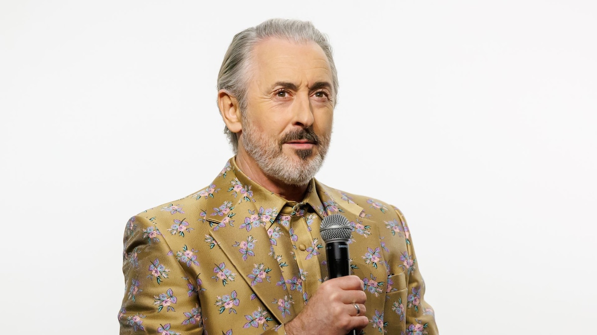 https://www.hola.com/us/horizon/landscape/04c51a828282-alan-cumming-at-thr-frontrunner-the-traitors-with-alan-cumming-presented-by-peac.jpg?im=Resize=(1200)