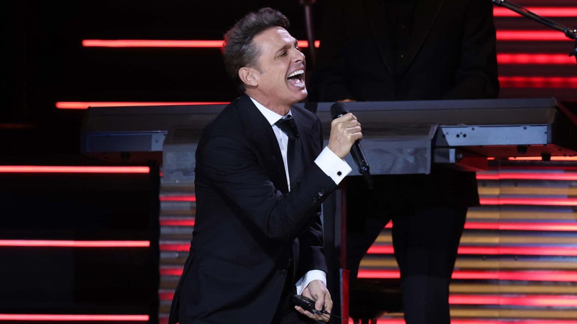 Luis Miguel responds to a sign from a loyal fan during his concert in Puerto Rico