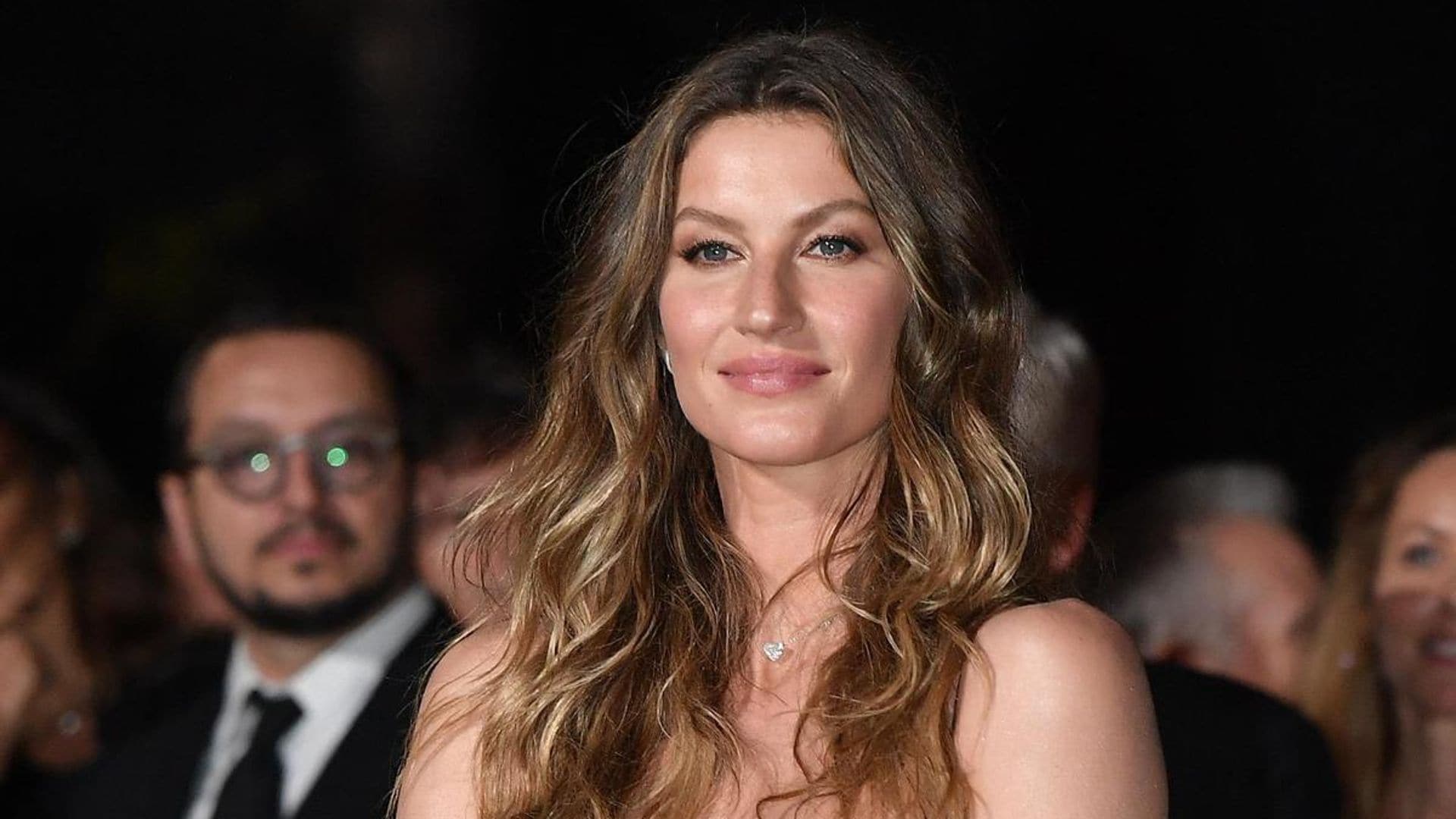 Gisele Bündchen and her twin sister Patricia make a rare red carpet appearance