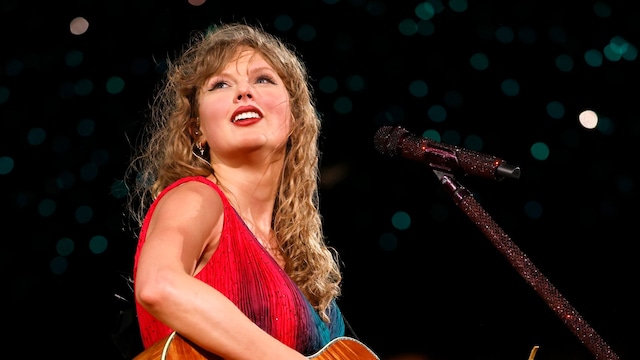 Taylor Swift performing in Miami