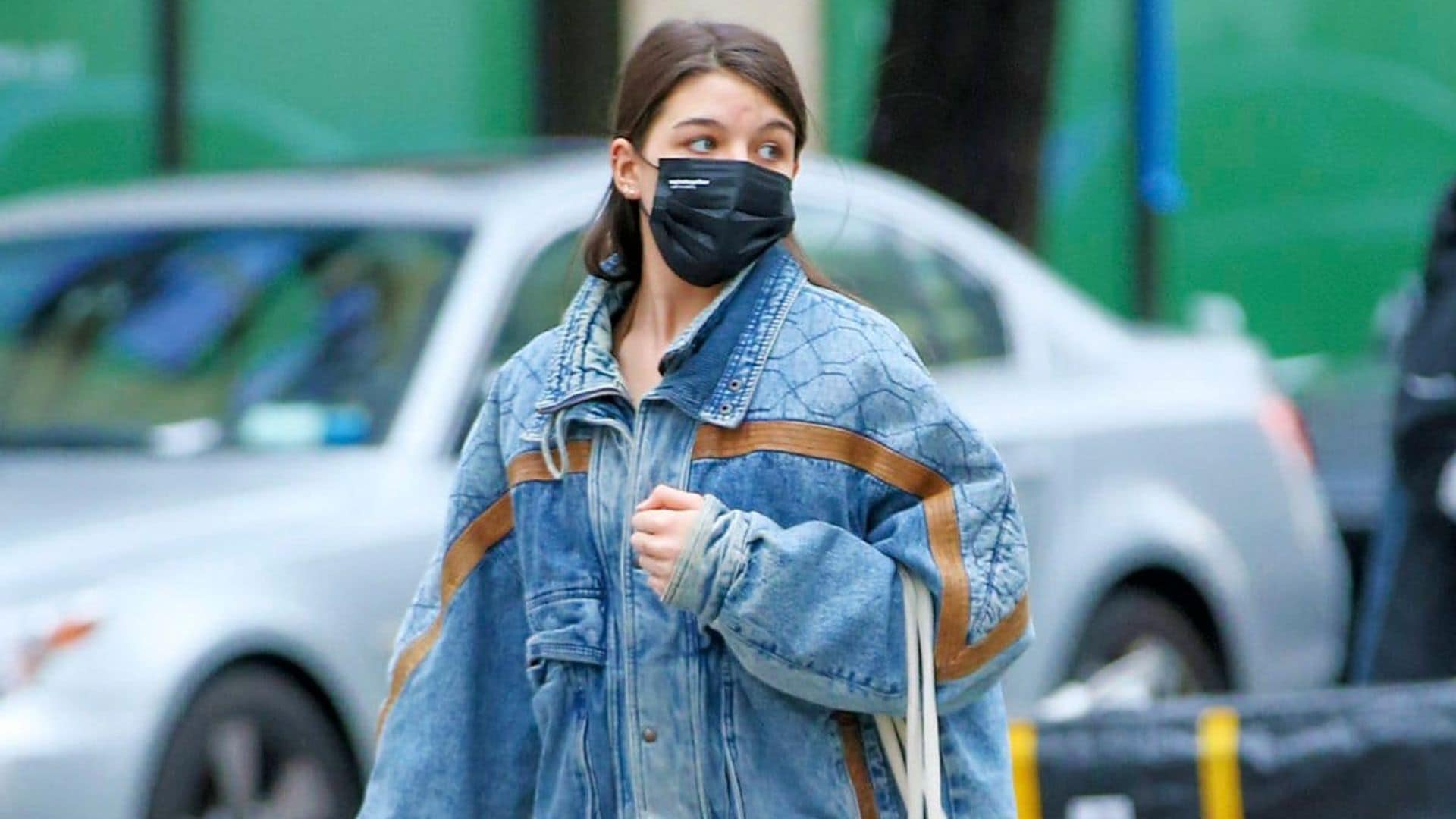 Suri Cruise goes on a walk in NYC while wearing a great outfit