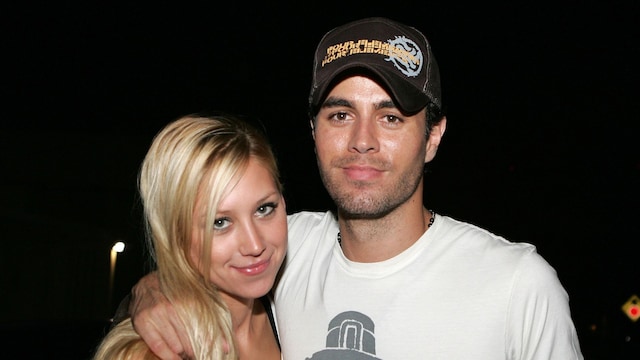Tennis player Anna Kournikova and singer Enrique Iglesias leave Big Pink restaurant during the early morning hours on June 16, 2006 in Miami, Florida.  (Photo by Ralph Notaro/Getty Images)