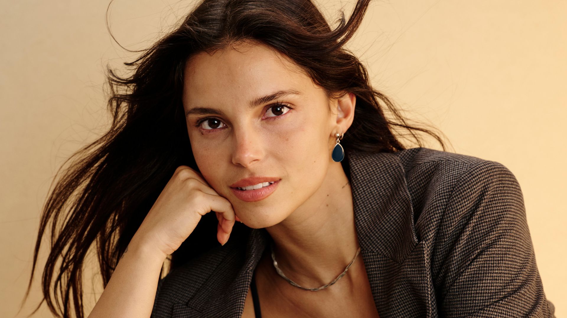 https://www.hola.com/us/horizon/landscape/0746d0c55dab-toronto-ontario-inde-navarrette-of-obsession-poses-in-the-getty-images-portrait.jpg?im=Resize=(1200)