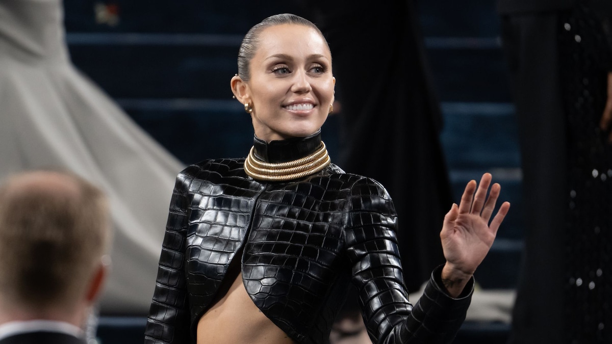 https://www.hola.com/us/horizon/landscape/07a8bb2cdf17-new-york-new-york-miley-cyrus-attends-the-2025-met-gala-celebrating-superfine-ta.jpg?im=Resize=(1200)