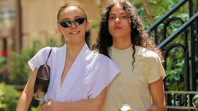 EXC Lily-Rose Depp, 070 Shake