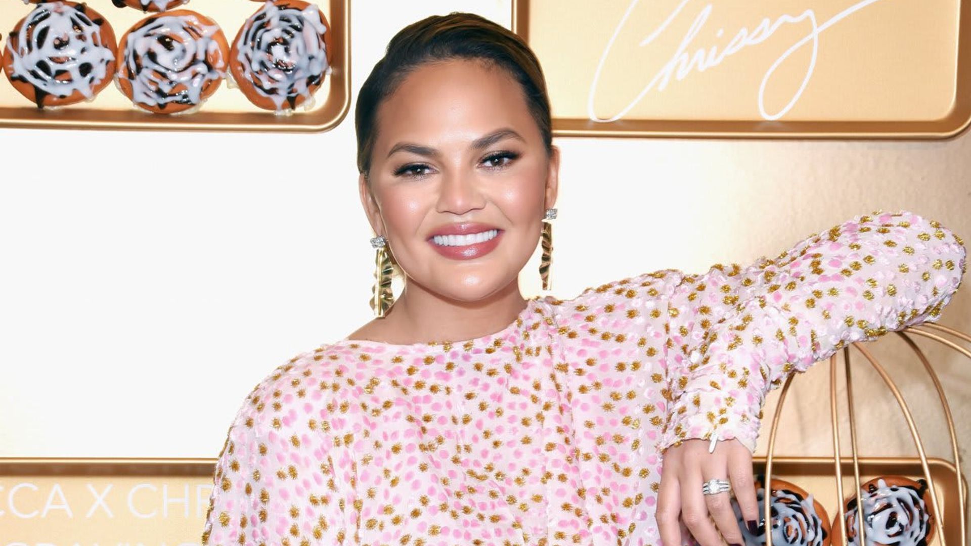 Chrissy Teigen opens up about her sobriety: “I’m Still Embarrassed”