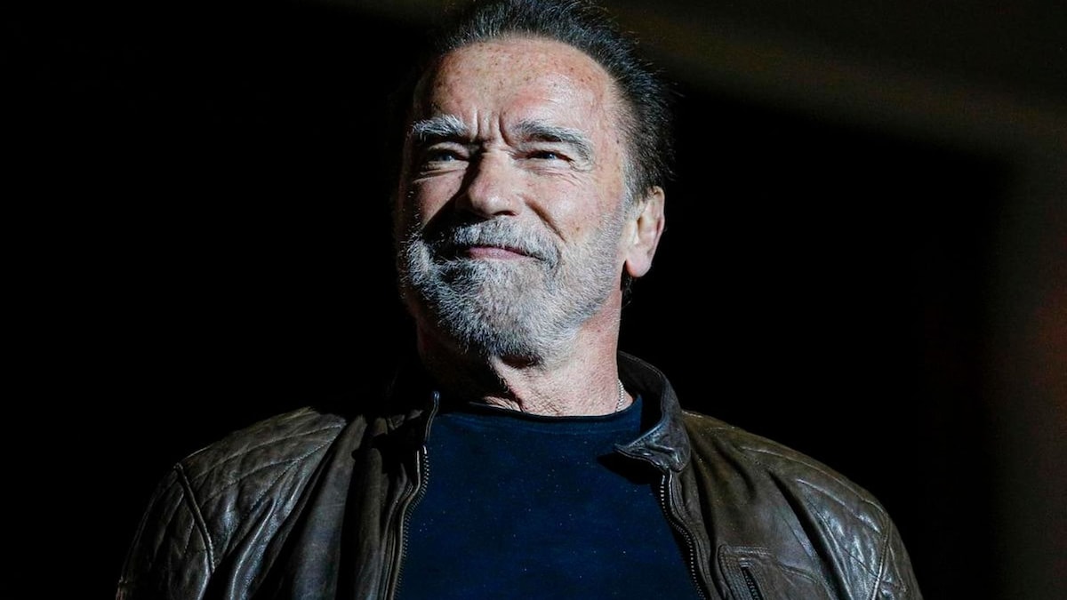 Arnold Schwarzenegger teaches grandkids to raise his farm animals(02)