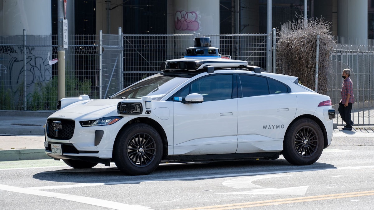https://www.hola.com/us/horizon/landscape/09da2021c6cc-waymo-autonomous-jaguar-i-pace-with-roof-mounted-lidar-and-sensors-on-an-urban-s.jpg?im=Resize=(1200)