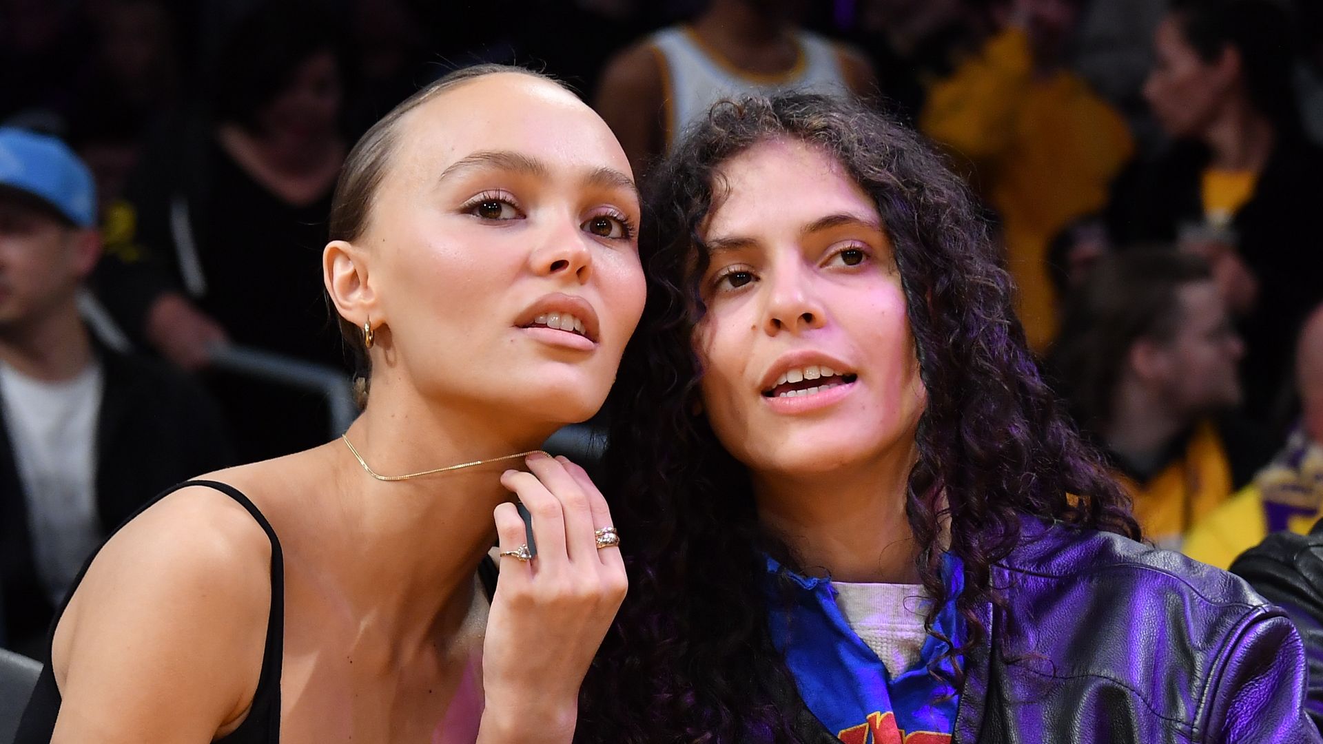 https://www.hola.com/us/horizon/landscape/0a2424078483-los-angeles-california-lily-rose-depp-and-musician-070-shake-attend-a-basketball.jpg?im=Resize=(1200)