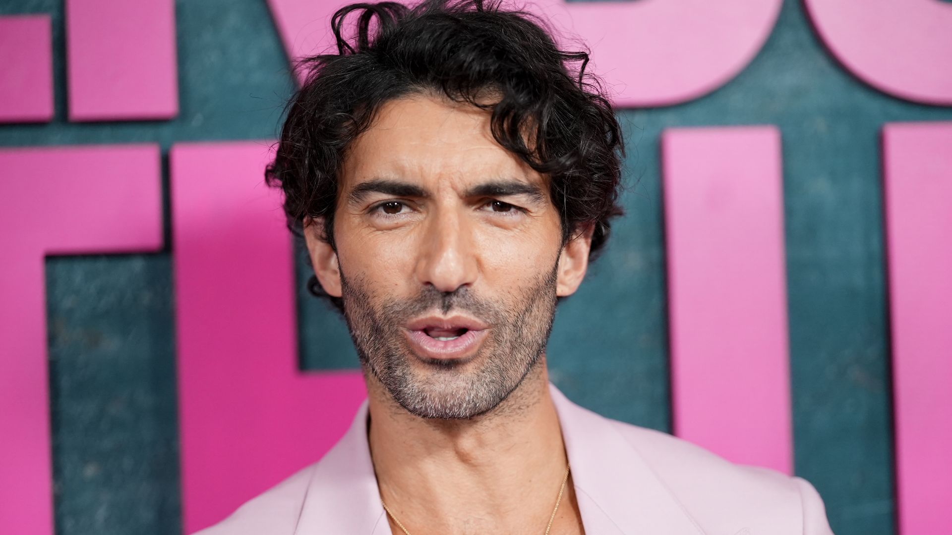 https://www.hola.com/us/horizon/landscape/0bf5ba2e230c-justin-baldoni-at-the-it-ends-with-us-new-york-premiere-at-amc-lincoln-square-th.jpg?im=Resize=(1200)