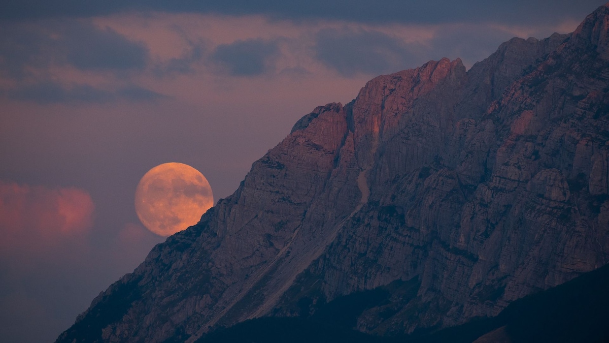 https://www.hola.com/us/horizon/landscape/0c7e0d7e766c-sturgeon-full-super-moon-rising-behind-sirente-mountain-is-seen-from-rocca-di-ca.jpg?im=Resize=(1200)