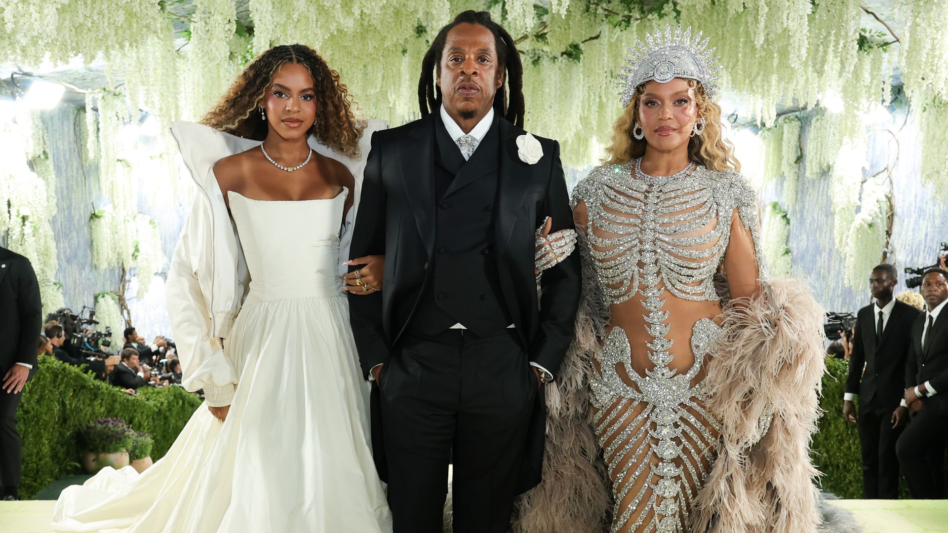 https://www.hola.com/us/horizon/landscape/0c92d4cd9222-new-york-new-york-blue-ivy-carter-jay-z-and-beyoncc3a9-attend-the-2026-met-gal.jpg?im=Resize=(1200)