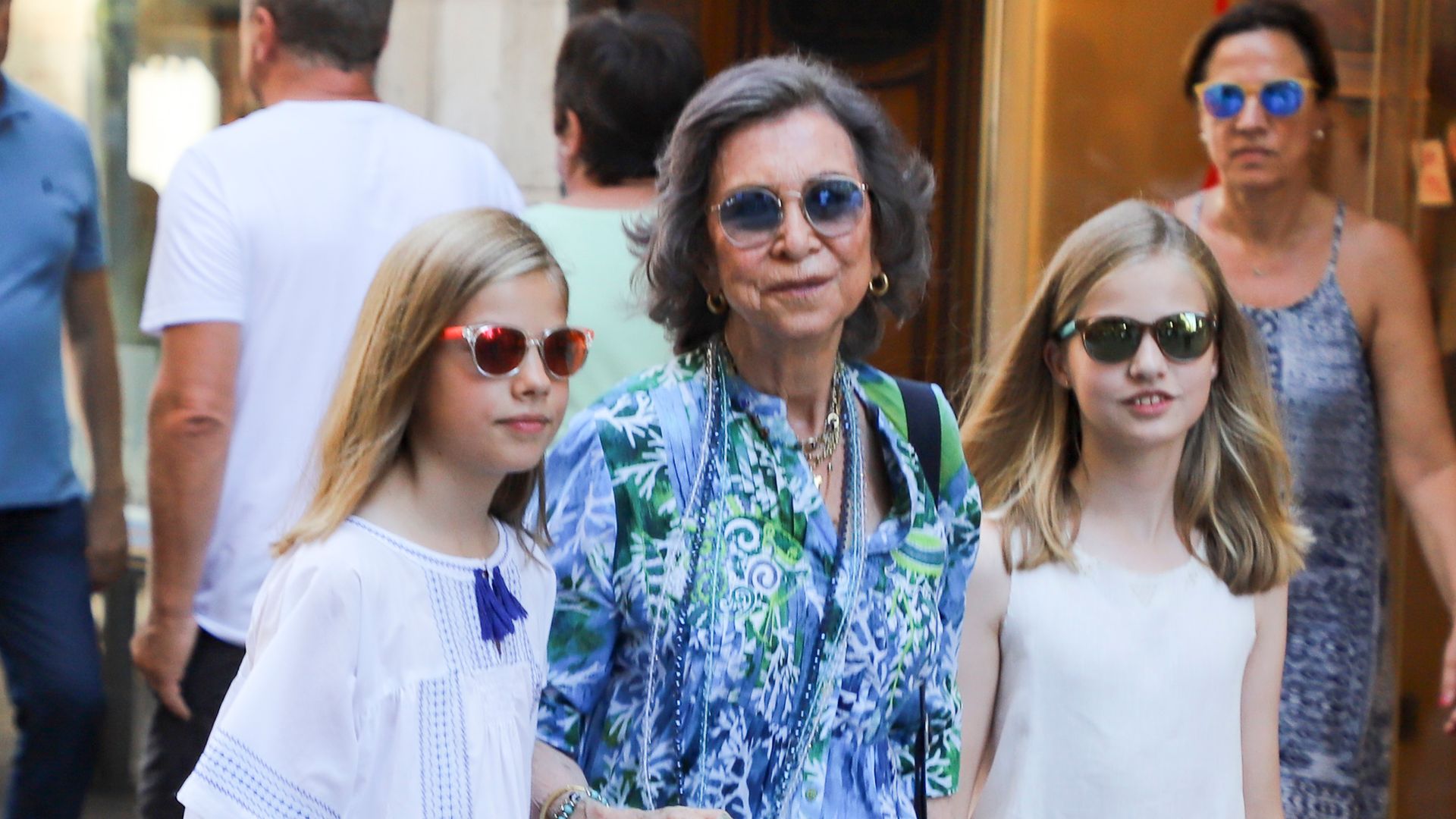 https://www.hola.com/us/horizon/landscape/0cb6f7498c0a-palma-de-mallorca-spain-princess-leonor-queen-sofia-and-princess-sofia-visit-an.jpg?im=Resize=(1200)