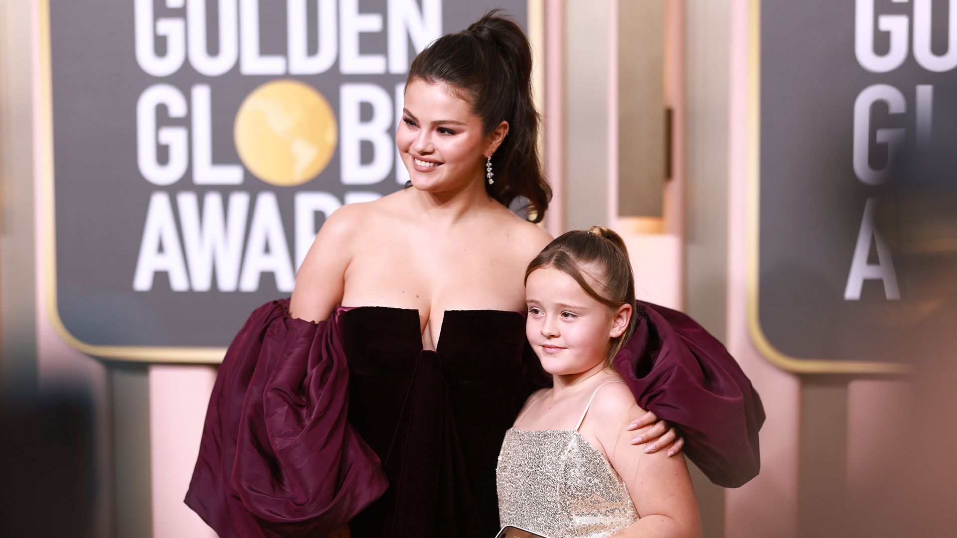 https://www.hola.com/us/horizon/landscape/0cf705e604c9-beverly-hills-california-selena-gomez-and-gracie-elliot-teefey-attend-the-80th-a.jpg?im=Resize=(1200)