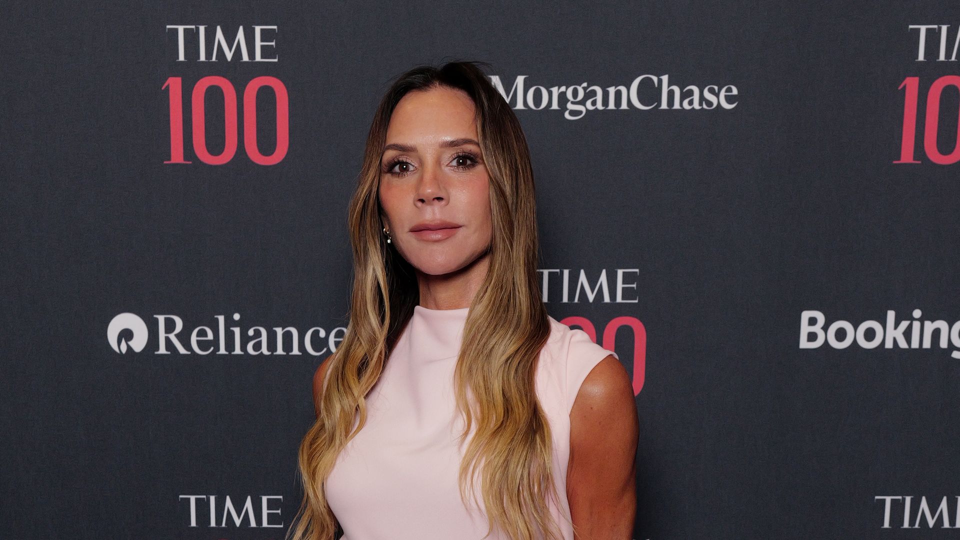 https://www.hola.com/us/horizon/landscape/0d3dc9f68727-new-york-new-york-victoria-beckham-attends-the-2026-time100-summit-at-jazz-at-li.jpg?im=Resize=(1200)