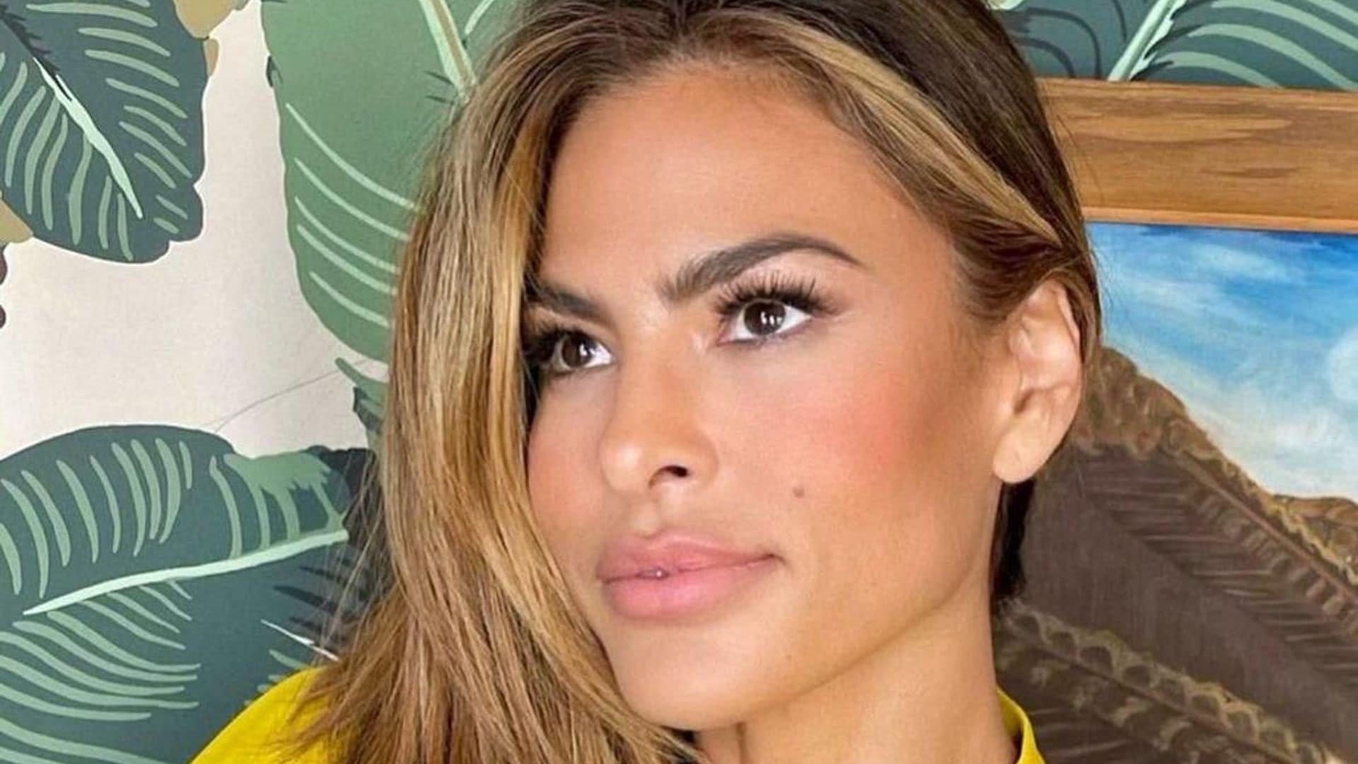 Eva Mendes has a photo of a very handsome man on her lock screen