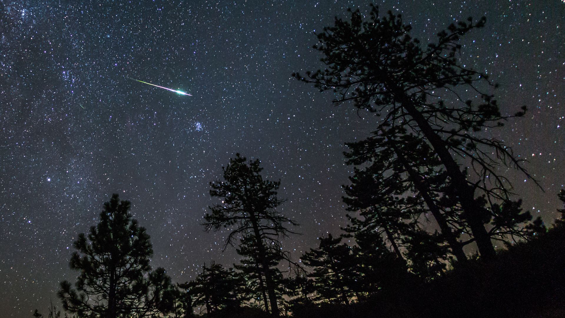 https://www.hola.com/us/horizon/landscape/0e40fd3a3e6f-2016-perseid-meteor-fireball-streaks-above-pine-trees.jpg?im=Resize=(1200)