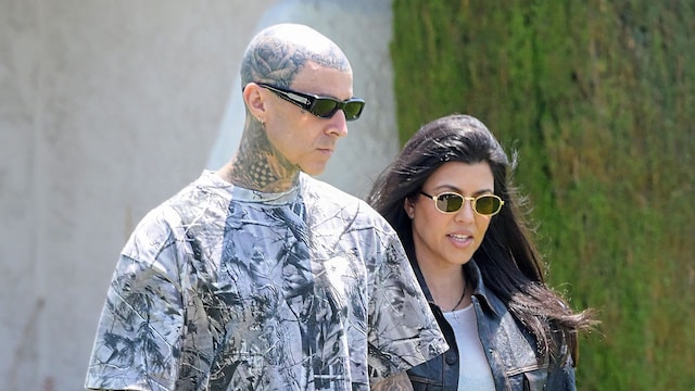  Kourtney Kardashian and Travis Barker take their son Rocky to his first public event as Travis gets a street named after him in Fontana. The Mayer of Fontana also proclaimed that June 7 would be known as Travis Barker day as well as handing him the key to the city. , Travis' other son Landon also came to celebrate his father. 07 Jun 2025 ****

Kourtney Kardashian y Travis Barker llevaron a su hijo Rocky a su primer evento público, ya que Travis recibió una calle con su nombre en Fontana. El alcalde de Fontana también proclamó que el 7 de junio será conocido como el Día de Travis Barker, además de entregarle la llave de la ciudad. El otro hijo de Travis, Landon, también asistió para celebrar a su padre.