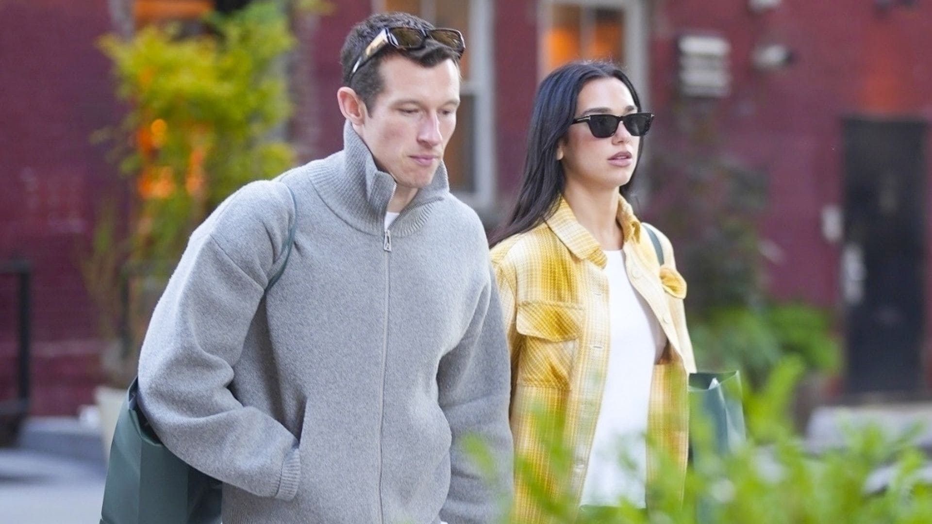 
Singer Dua Lipa and actor Callum Turner are seen holding hands while strolling through Soho after a shopping trip. Dua is wearing a yellow plaid shirt over a white top, paired with blue jeans and sunglasses, while Callum wears a grey zip-up sweater with khaki cargo pants and colorful sneakers. ****
Dua Lipa y el actor Callum Turner son vistos caminando de la mano por Soho después de una sesión de compras. Dua lleva una camisa a cuadros amarilla sobre una camiseta blanca, con jeans azules y gafas de sol, mientras que Callum usa un suéter gris con pantalones cargo beige y zapatillas de colores.