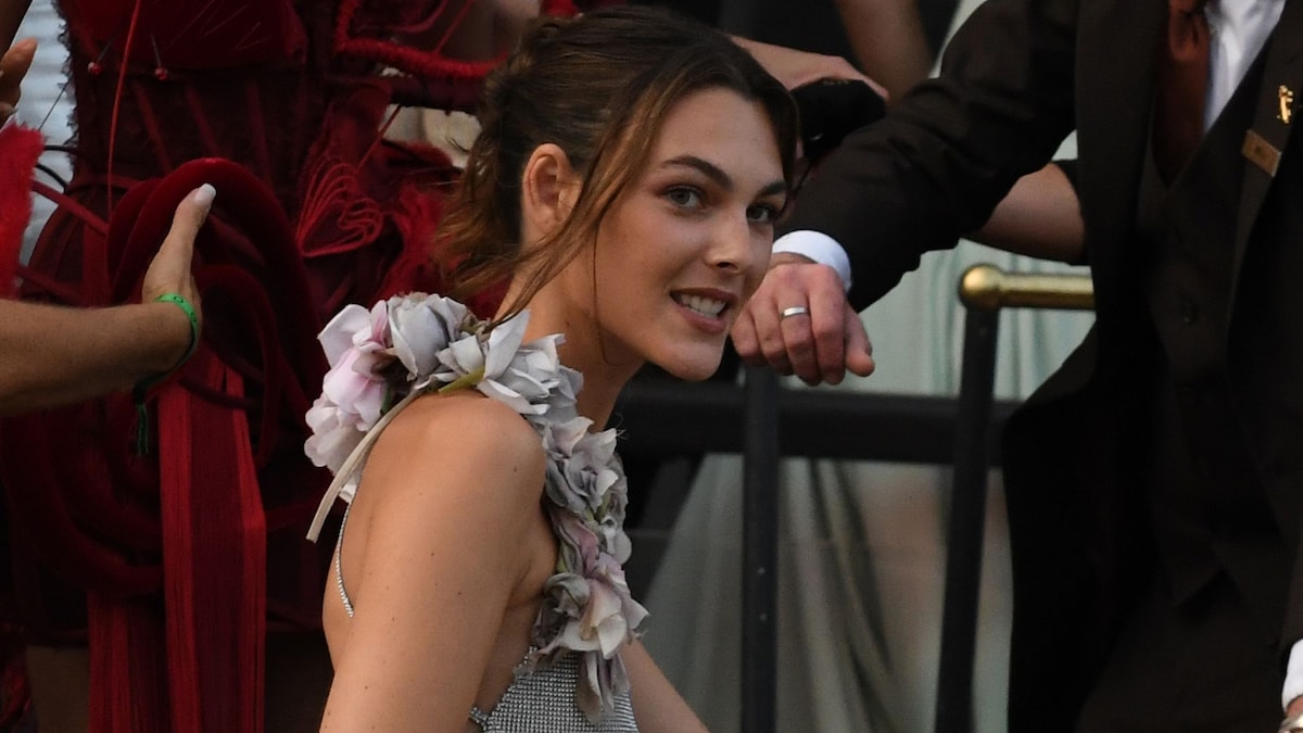 https://www.hola.com/us/horizon/landscape/118733b90af3-venice-italy-vittoria-ceretti-is-seen-ahead-of-the-jeff-bezos-and-lauren-sanchez.jpg?im=Resize=(1200)