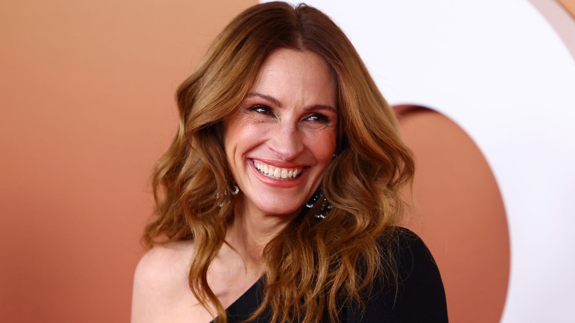 Julia Roberts' 20-year-old son shows off his impressive skateboarding skills in new video