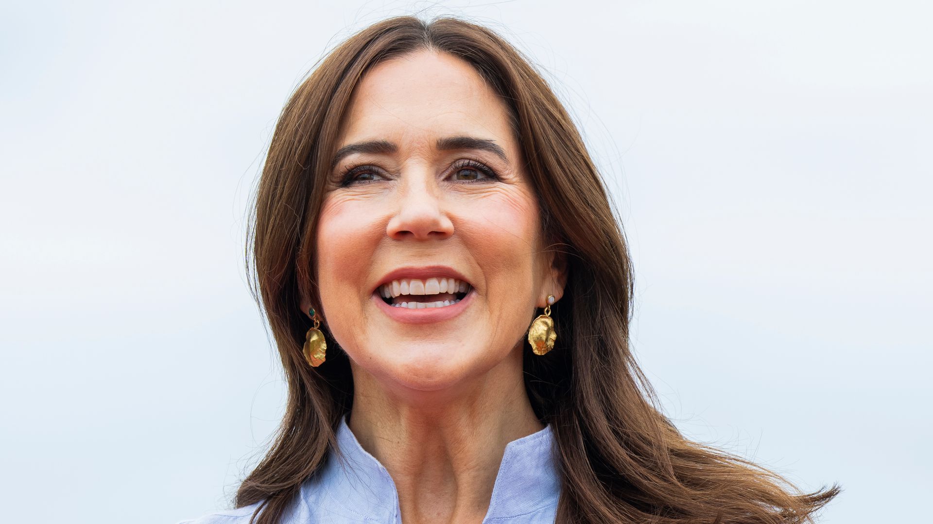 https://www.hola.com/us/horizon/landscape/11a20c835727-stokkemarke-denmark-queen-mary-of-denmark-during-the-unveiling-of-the-final-scul.jpg?im=Resize=(1200)