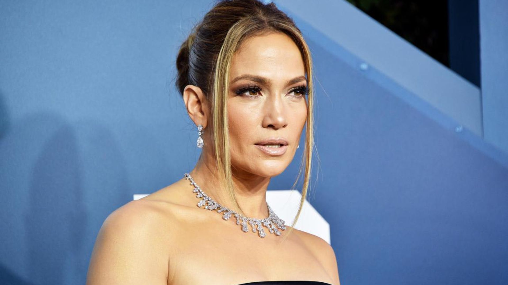 Jennifer Lopez gives emotional acceptance speech at the People’s Choice Awards