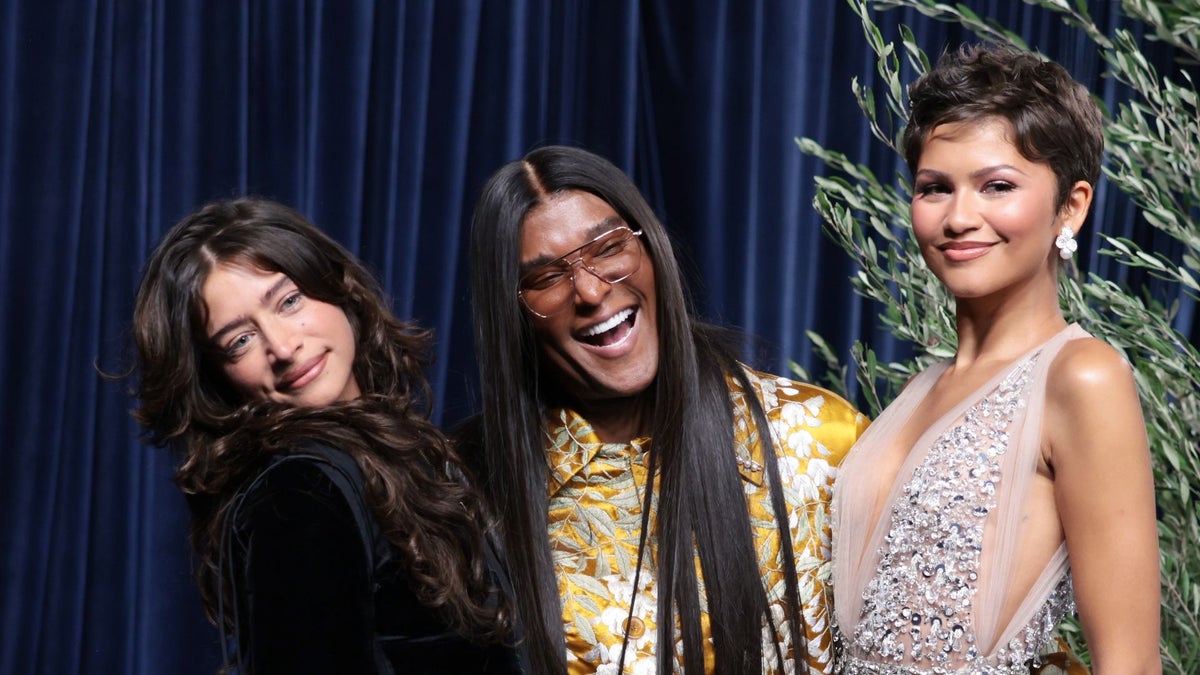 https://www.hola.com/us/horizon/landscape/1200/048919374508-los-angeles-ca-odessa-azion-left-law-roach-and-zendaya-walk-the-red-carpet-durin.jpg
