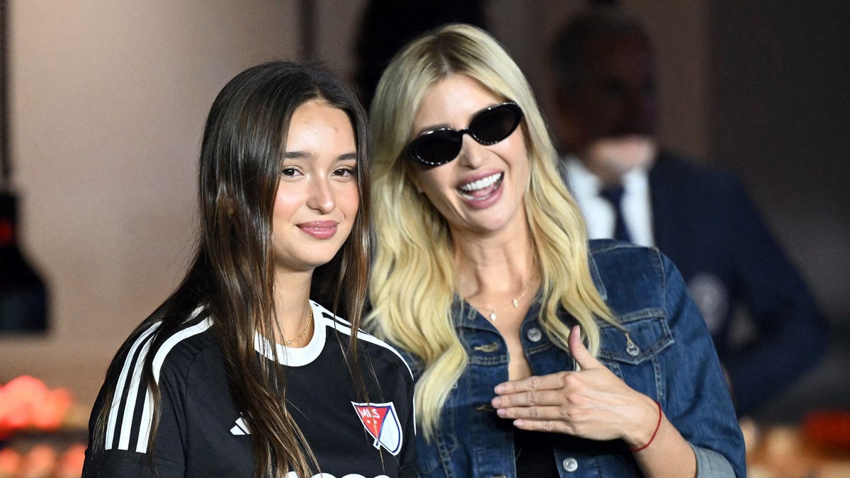 https://www.hola.com/us/horizon/landscape/1200/1f2280260735-ivanka-trump-us-president-donald-trumps-daughter-talks-with-her-daughter-arabell.jpg