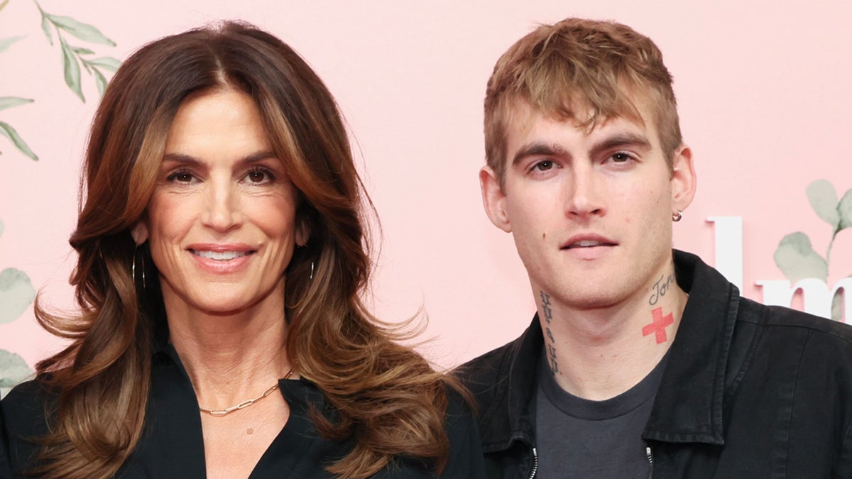 https://www.hola.com/us/horizon/landscape/1200/373be4f5e80d-beverly-hills-california-rande-gerber-cindy-crawford-and-presley-walker-gerber-a.jpg
