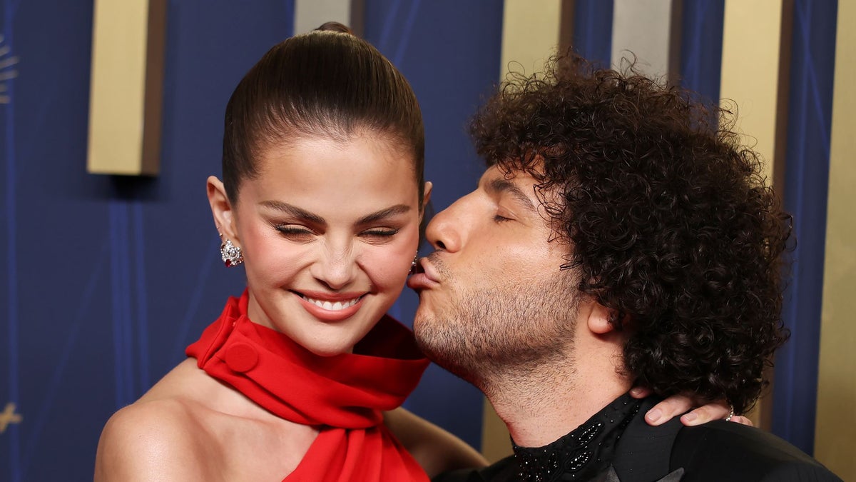 https://www.hola.com/us/horizon/landscape/1200/37ac2d95380a-los-angeles-ca-september-14-2025-selena-gomez-and-benny-blanco-on-the-red-carpet.jpg