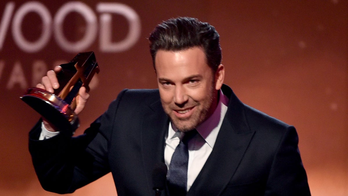 https://www.hola.com/us/horizon/landscape/1200/3ada609a2463-hollywood-ca-actor-ben-affleck-accepts-the-hollywood-film-award-for-gone-girl-on.jpg