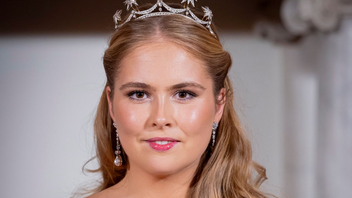 https://www.hola.com/us/horizon/landscape/1200/3c16de97fe07-amsterdam-netherlands-princess-amalia-of-the-netherlands-at-the-state-banquet-on.jpg