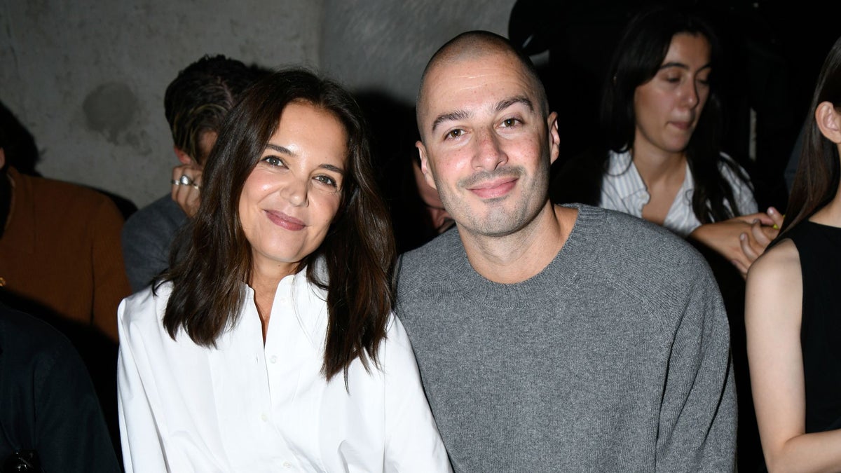 https://www.hola.com/us/horizon/landscape/1200/4fbe4fec0c0b-paris-france-katie-holmes-and-jason-bard-yarmosky-attend-the-lanvin-show-during.jpg